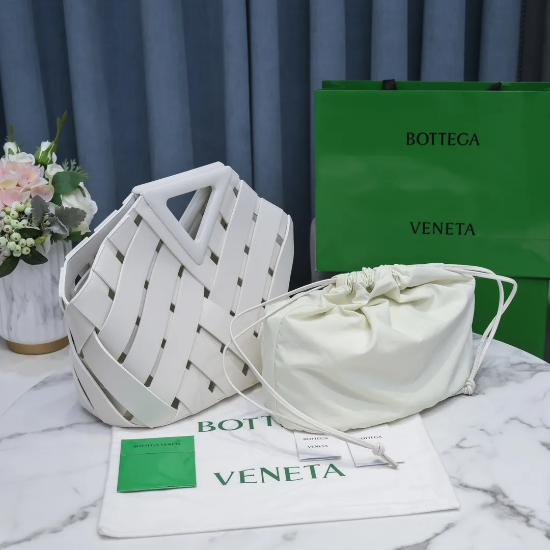 #B家 🔥4042 new autumn and winter styles are here! This is a creative handbag that looks super high-end. French calfskin scissor handbag. The inner bag can be actively used separately. Paper nylon drawstring bag. Magnetic handle opening and closing makes the whole bag calm and practical. Innovative concepts and classics coexist, making you feel the modern realm of art and elegance. Size 31x30.5x17.5, model: 6610#